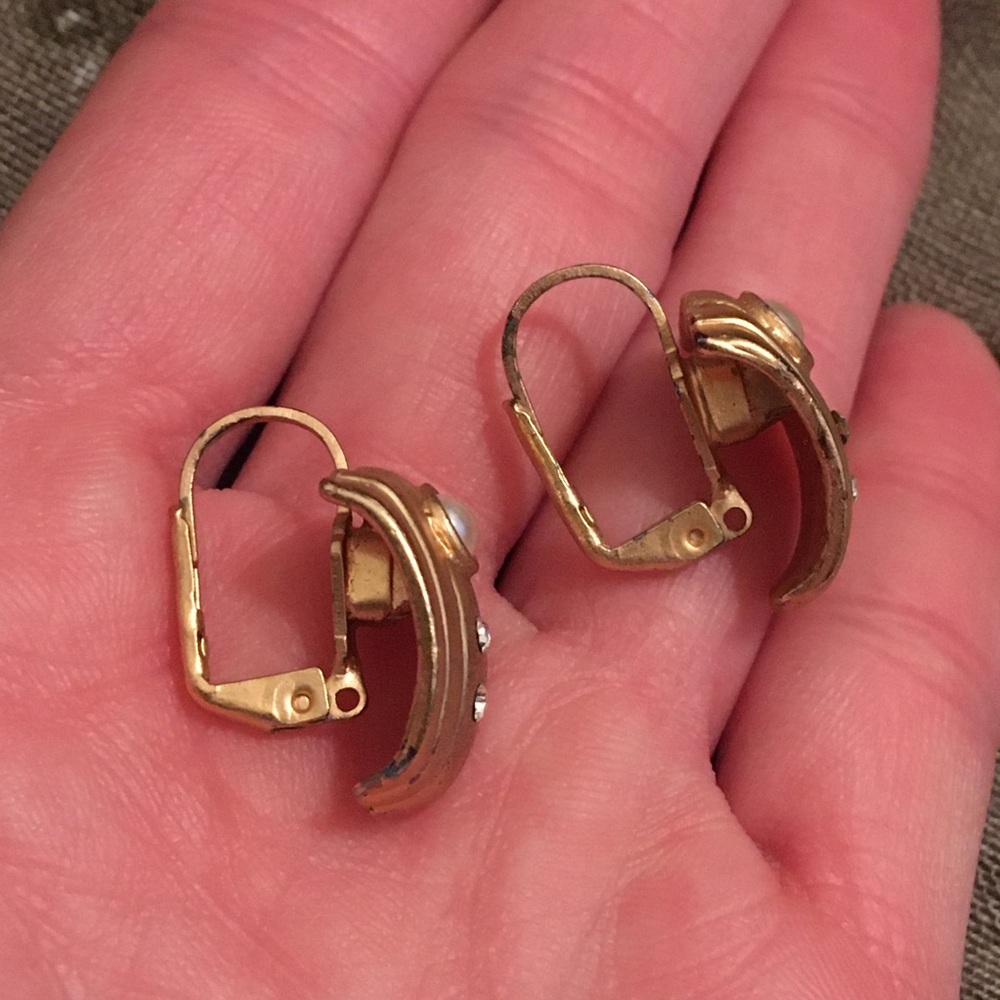 Vintage Gold Tone Faux Pearl Clip On Earrings - Picture 3 of 8
